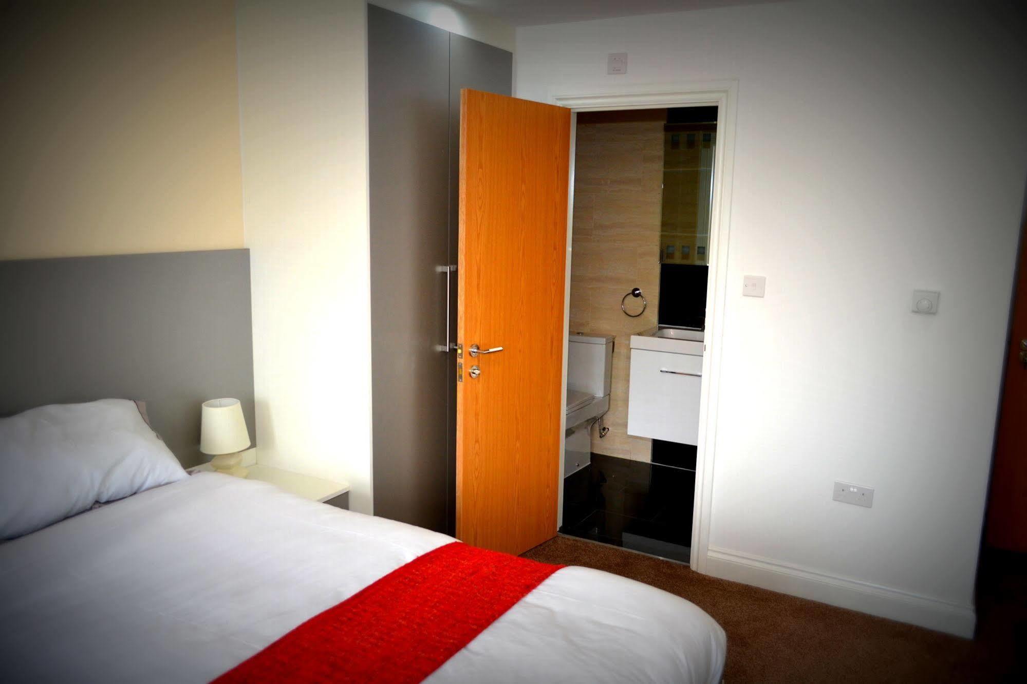 하운슬로우 Heathrow Travellers Hub B&B 외부 사진