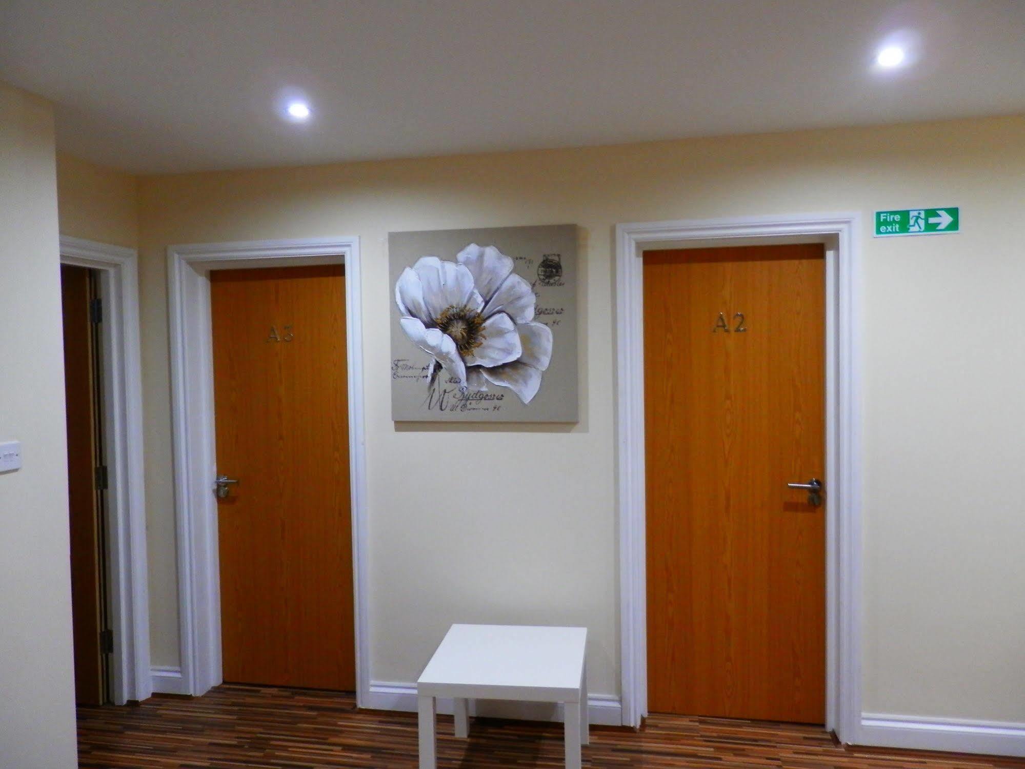 하운슬로우 Heathrow Travellers Hub B&B 외부 사진